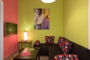 斯达林海伦娜别墅公寓 的客厅配有沙发和椅子