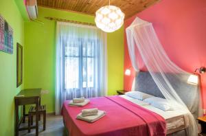 斯达林海伦娜别墅公寓 的一间卧室配有一张粉红色和绿色墙壁的床