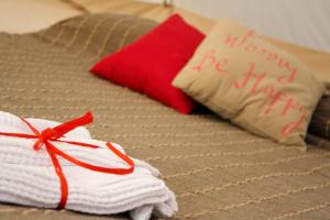 诺托Shauri Glamping的一张带两条毛巾的床和一个枕头,上面有感谢签名