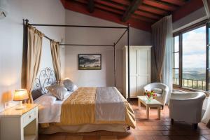圣吉米纳诺白里昂的一间卧室配有一张天蓬床和一把椅子