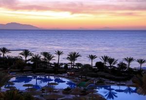 沙姆沙伊赫Pickalbatros Royal Grand Sharm - Adults Friendly 16 Years Plus的日落时从度假酒店欣赏到海景