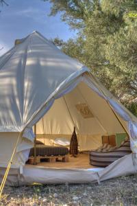 诺托Shauri Glamping的帆布帐篷,配有一张床和一张沙发