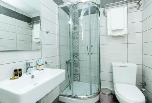 基萨莫斯Castell Hotel的带淋浴、盥洗盆和卫生间的浴室