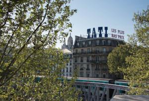 巴黎快乐文化普拉思酒店的上面有标志的建筑