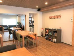 金泽K's House Kanazawa - Travelers Hostel的带桌椅的用餐室和客厅