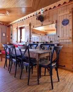 土绪尔La Principauté de Comborciere的用餐室配有大型木桌和椅子