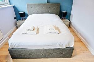 伦敦2BR/2Bath Luxury Modern Flat in the City London的客房内的一张带毛巾的床