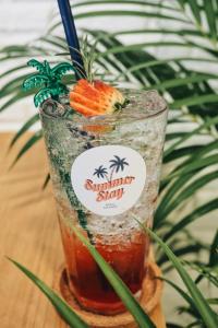 梭桃邑Summer Stay Sattahip的桌上的饮料,其中有胡萝卜