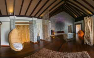 拉迪格岛乐德麦尼得劳昂吉瑞尔度假村和Spa的客厅铺有木地板,设有木制天花板。