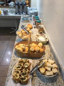 普雷图河畔圣若泽Hotel Globo Rio的餐桌上的糕点和其他食品自助餐