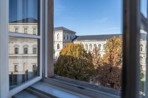 慕尼黑Hotel-Pension am Siegestor的享有大楼景致的开放式窗户