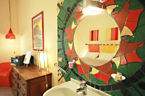 罗马The Beehive的一间带水槽和镜子的浴室