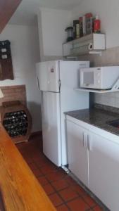 奥拉瓦里亚Casa Quinta Las Pintas的厨房配有白色家电和白色冰箱
