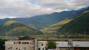 富里里山旅棧民宿 Li Shan Homestay的享有山脉美景,设有火车站