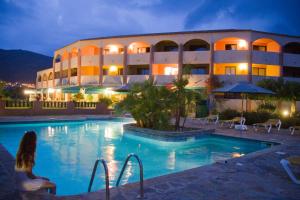 萨戈内加州汽车旅馆的大楼前设有游泳池的酒店
