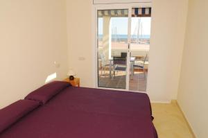 拉梅特拉·德·玛尔Residencial Marina de Port的一间卧室配有一张床,享有海景
