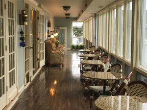 海恩尼斯Anchor In Hotel - Hyannis, MA的餐厅内带桌椅的走廊