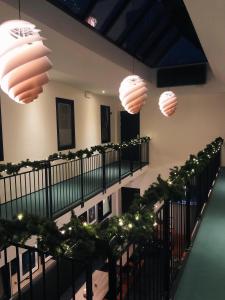 奥尔堡月沐芙酒店的享有楼梯上方的圣诞树和灯光美景