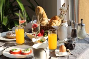 凯斯特海伊Villa Aruba & Private SPA Suites的一张桌子,上面有早餐食品和橙汁