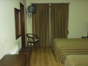维拉·诺瓦·达·塞尔维尔米尼奥贝罗酒店的酒店客房,配有两张床和椅子