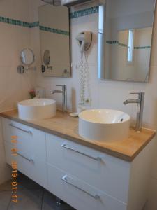 尼斯辛格涅斯别墅酒店的浴室设有2个水槽和镜子