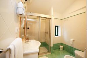 拉维罗卡萨瓦坎兹维多利亚酒店的带淋浴、盥洗盆和卫生间的浴室
