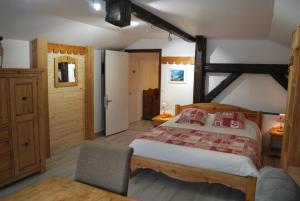 圣热尔韦莱班Chalet l'Aiglon的一间卧室设有一张大床,铺有木地板