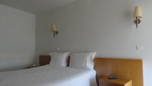 米兰达·杜·杜罗欧米兰德酒店的一间卧室配有带白色床单和枕头的床。