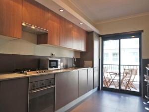 拉戈斯B03 - Luxury 2 Bed Lagos Marina的一间带不锈钢用具的厨房和一个阳台