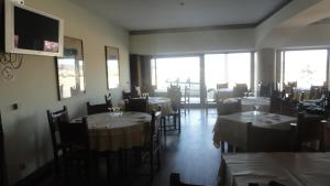 米兰达·杜·杜罗欧米兰德酒店的用餐室设有桌椅和窗户。