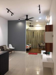 哥打京那巴鲁The Loft Imago Studio Suites, Kota Kinabalu的一间带吊扇的客厅