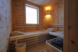 内森尔旺BöckLodges的小木屋设有浴缸和窗户。