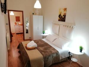 卡尔塔吉罗Il Duomo Home的一间卧室配有一张大床和镜子