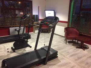 拉瓦勒Hotel inn Design Laval的健身房设有两辆健身自行车和跑步机