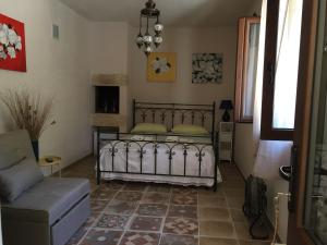 玛丽娜塞拉Agriturismo Salento D'Arare的一间卧室配有一张床和一张沙发