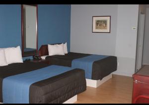 维多利亚维尔莫泰乐维克托酒店的酒店客房,设有两张床和一张沙发