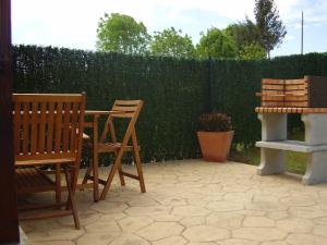 桑提亚纳德玛La Pergola的庭院设有两把椅子、一张桌子和围栏