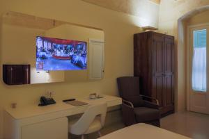 莱多拉卡西诺酒店的电视和/或娱乐中心