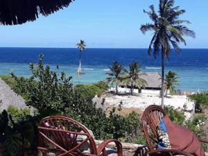 KisimachandeMango Lodge Kenya的享有海滩和大海的美景,配有两把椅子