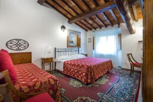 佛罗伦萨科洛迪佛罗伦萨酒店的一间卧室设有两张床和窗户。