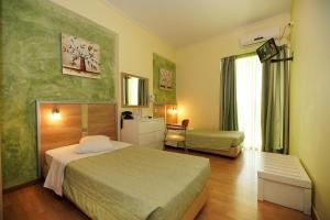 雅典苏格拉底酒店 的酒店客房带一张床铺、一张书桌和一间卧室