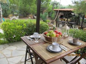 尼基季House Antaya的一张木桌,上面有一篮水果