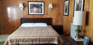 The Whispering Elms Motel客房内的一张或多张床位