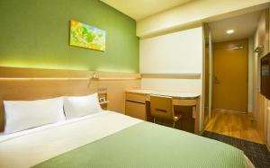 东京阪急旅馆的配有一张床和一张书桌的酒店客房