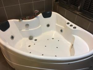 万津Happy Stay @ Morib Gold Coast的浴室内设有大型白色浴缸。