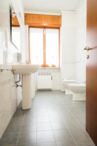 维罗纳Gabrielli Rooms & Apartments - MARONCELLI的浴室设有2个水槽和2个卫生间