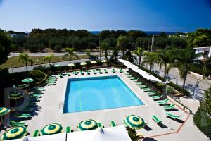莱波拉诺亚特兰堤公寓酒店的享有带椅子和遮阳伞的游泳池的上方景色