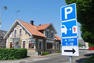 奥胡斯Åhus B&B och Vandrarhem的房屋前的蓝色停车标志