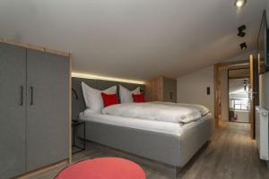 纽科琴格罗斯夫Appartements Erwin & Eleonore Hüttl - Penthouse的一间卧室配有一张带红色枕头的大床
