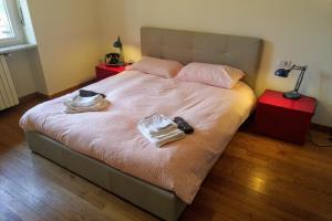米兰Milano Fashion Suite - CityLife District的一间卧室配有一张床,上面有两条毛巾